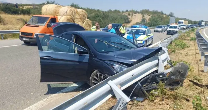 Самокатастрофирал автомобил в изпреварващата лента затруднява движението на магистрала Струма