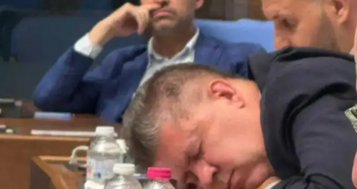 Кадри със съмнително наподобяващ сън на депутат докато се коват