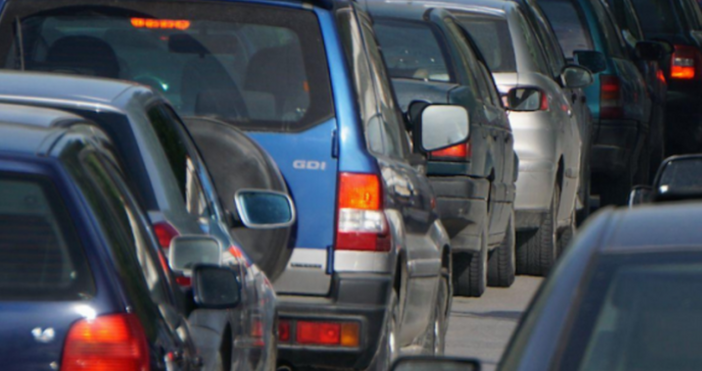 Голяма тапа се е образувала на натоварен път към морето Километрично