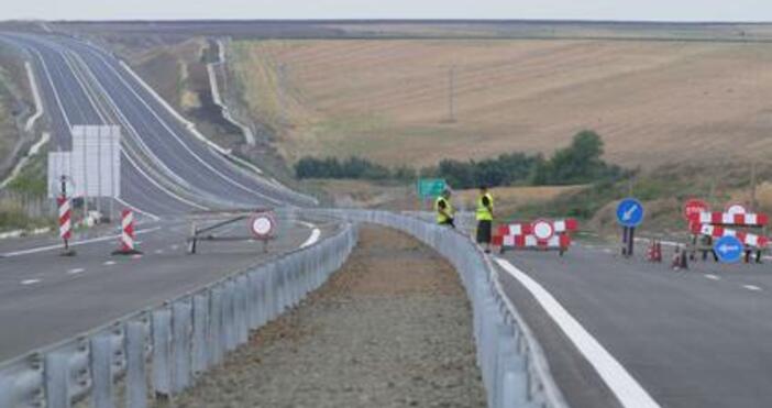 Заради премахване на крайпътна растителност и демонтаж на рекламни съоръжения