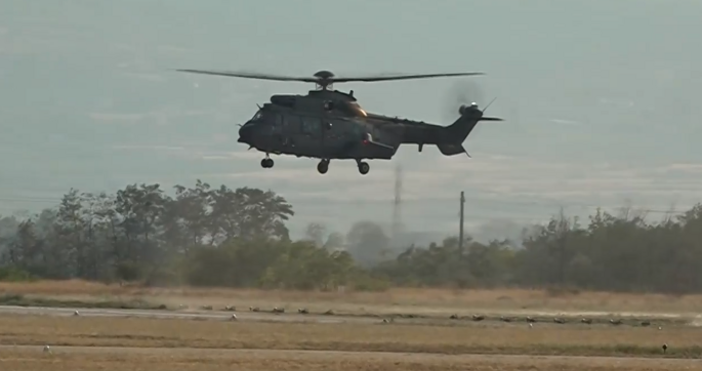 Стопкадър Нова ТвПомощта за гасенето на пожарите пристига  Първият хеликоптер в