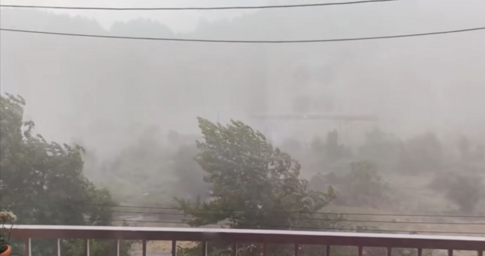 Буря със силен вятър и градушка премина през Берковица предава