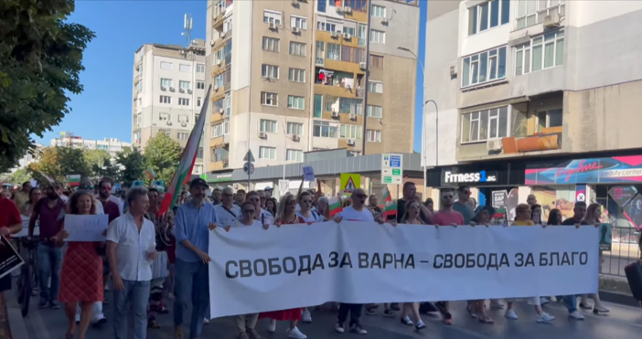 Стотици протестират във Варна срещу ареста на Благомир Коцев