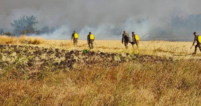 Военнослужещи от Сухопътните войски и хеликоптер Кугар от състава на