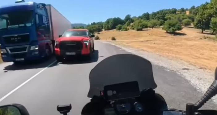 Джипът с баровски номер влиза в насрещното и едва не