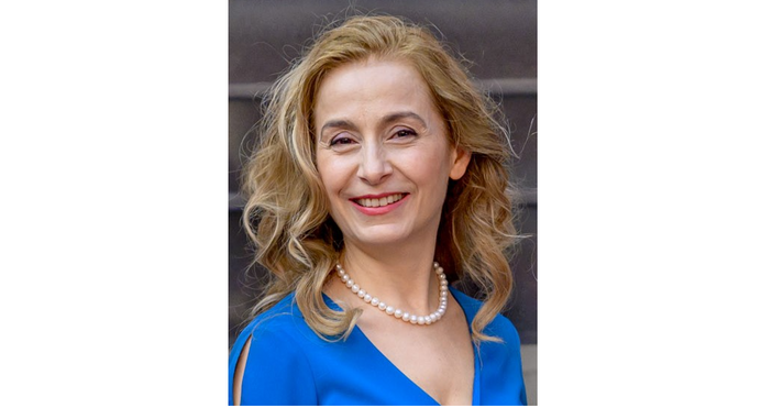 Ледено студена бира или коктейл цигара на плажа мазен сандвич