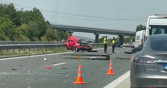 Тежка катастрофа е станала на 395 ия километър на АМ Хемус