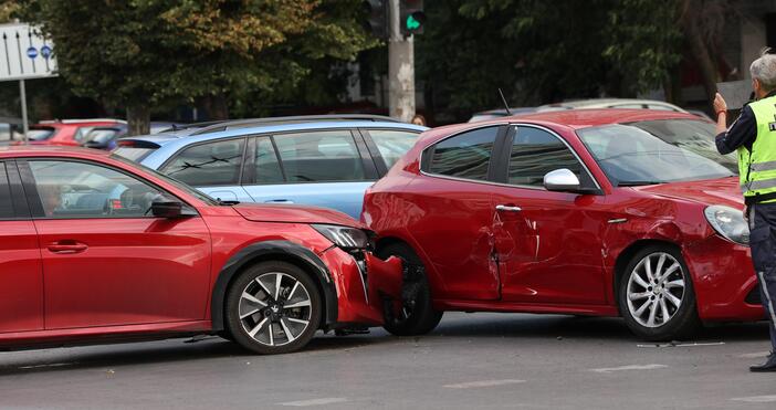Двама млади шофьори успяха да предизвикат задръстване в София. Катастрофата около