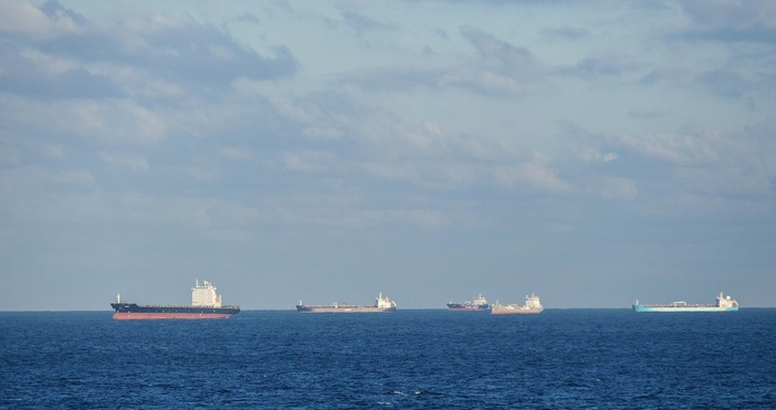 Йеменските хуси заявиха вчера че ще атакуват всички кораби принадлежащи