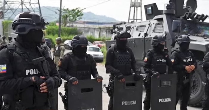 Въоръжени мъже убиха най малко 17 души и раниха още 11