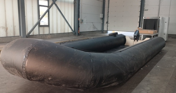 Двадесет и пет надуваеми лодки с твърд борд задържаха митническите