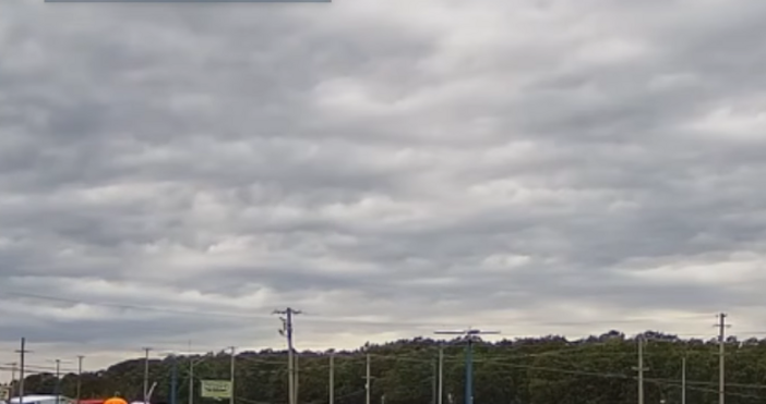 За любопитна гледка подобна на бушуващо море над Червен бряг