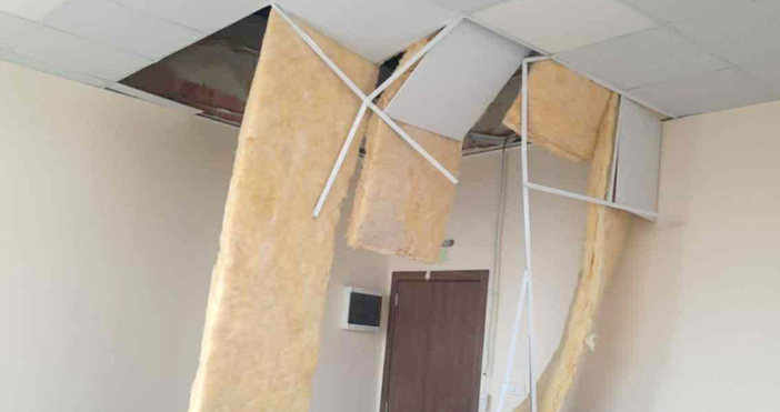 Снимки Община СопотОкачен таван на бившето училище в село Анево