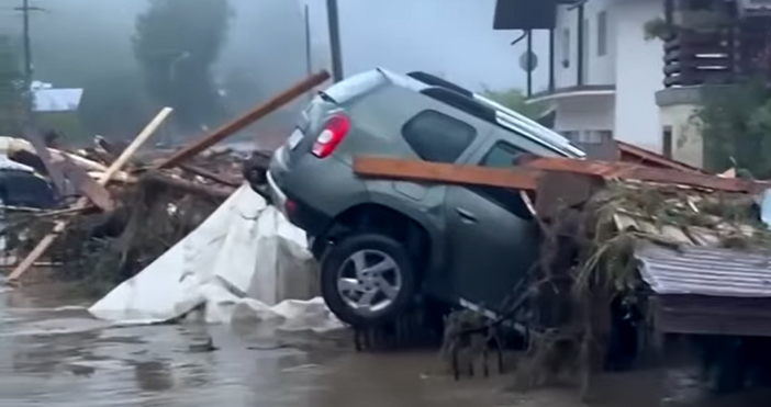 Кадри YoutubeТрима души са загинали при проливни дъждове в Румъния