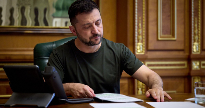 Украинският президент Володимир Зеленски подписа днес закон по силата на