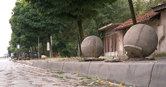 15 годишно момче е с тежка телесна повреда след като 20 годишен