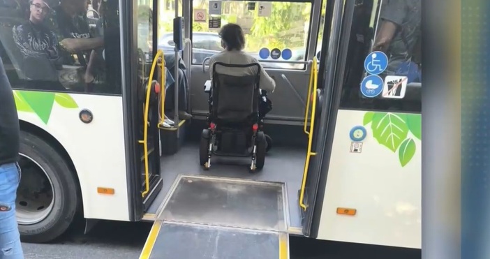 кадри БНТМъж в инвалидна количка чака половин час на спирка