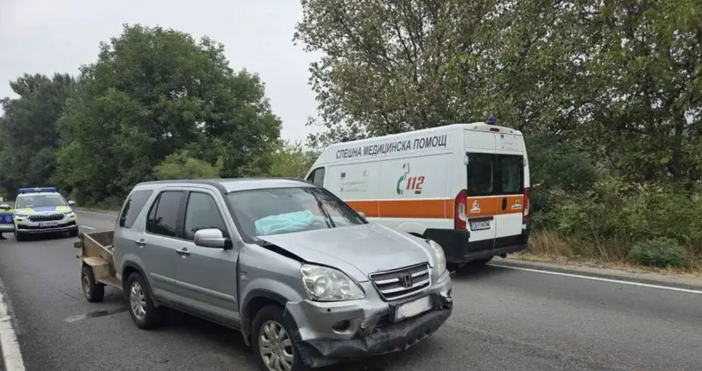 Катастрофа между два автомобила затрудни движението на международния път за