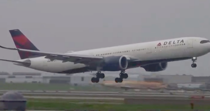 Полет на Delta Airlines беше принуден да се отклони поради