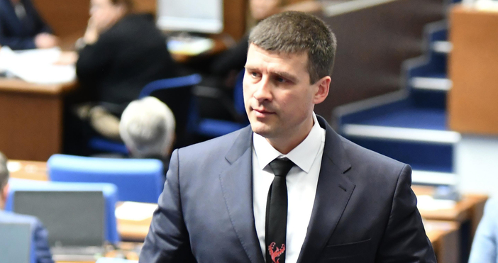 Да сменим Конституцията и да кажем, че в България има