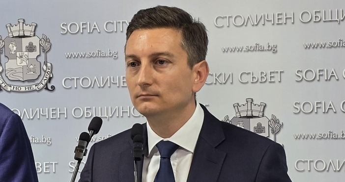 Заместник-кметът по финансите и здравеопазването Иван Василев съобщи, че подава