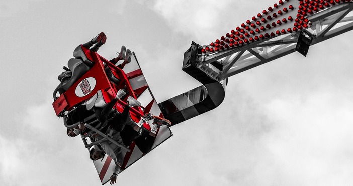 Най малко 23 души бяха ранени когато атракцион на панаир в