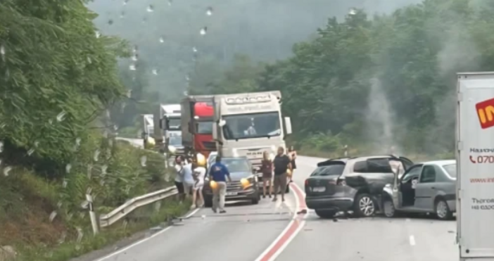 Трима възрастни и две деца остават за лечение във великотърновската