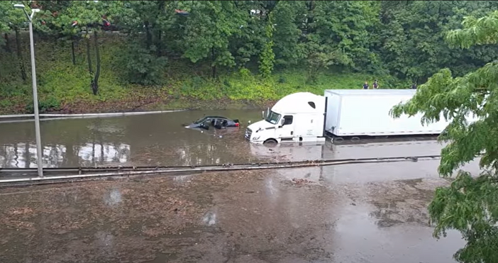 Проливен дъжд наводни улици и метростанции по източното крайбрежие на