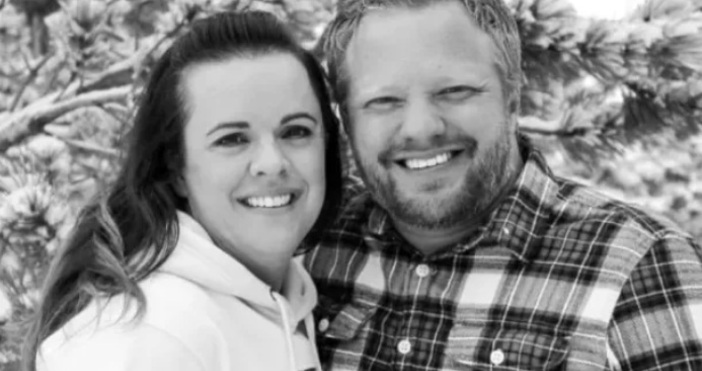 Гласът на млада жена трепери когато започва да говори за