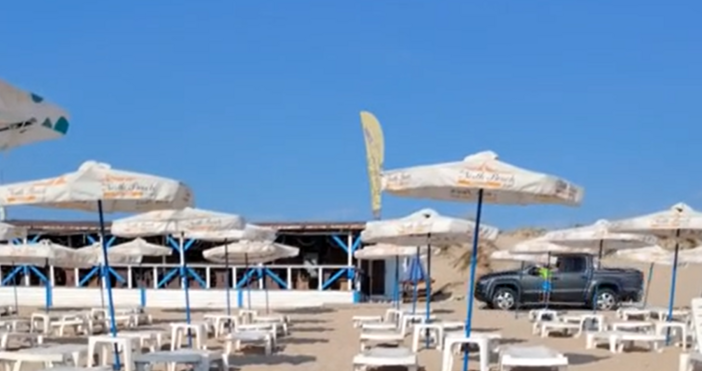 Джип се движи с висока скорост по дюните на Северния