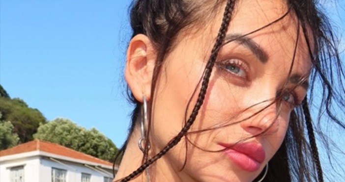 Диляна Попова загатна за трудностите на самотното майчинство и хвърли