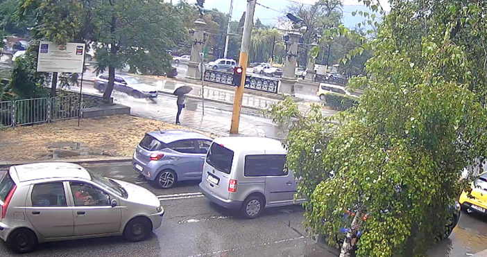 Мощна гръмотевична буря се излива над София в понеделник сутрин