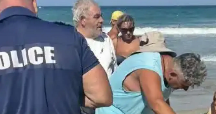 Брегът на Централния плаж в Поморие в неделния ден е