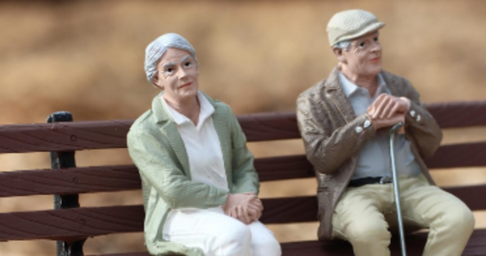 Публичните плащания като държавните пенсии съставляват около две трети от доходите на