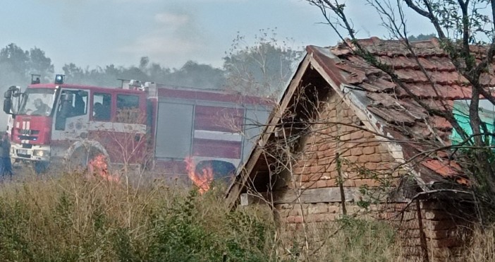 Снимки Община ТополовградЕдна изоставена къща и друга полусрутена постройка изгоряха