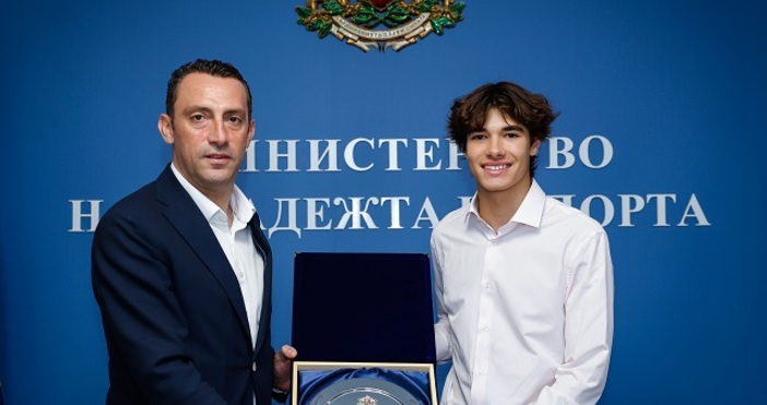 Министърът на младежта и спорта Иван Пешев връчи почетен плакет