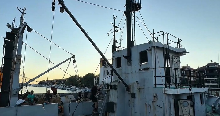 Край бреговете на Созопол днес потапят стар риболовен кораб който