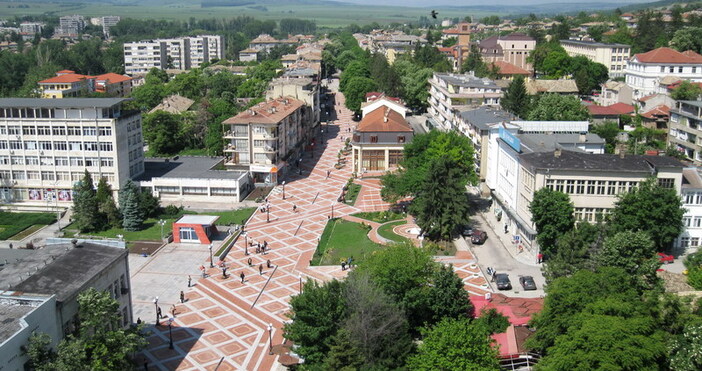 Британско семейство с четири малки деца остави зад гърба си