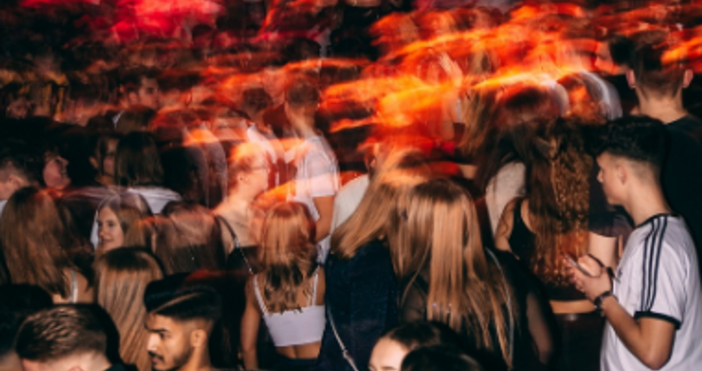 В разгара на летния сезон зачестяват посещенията в нощни клубове Честа практика там е клиентите да бъдат снимани а кадрите