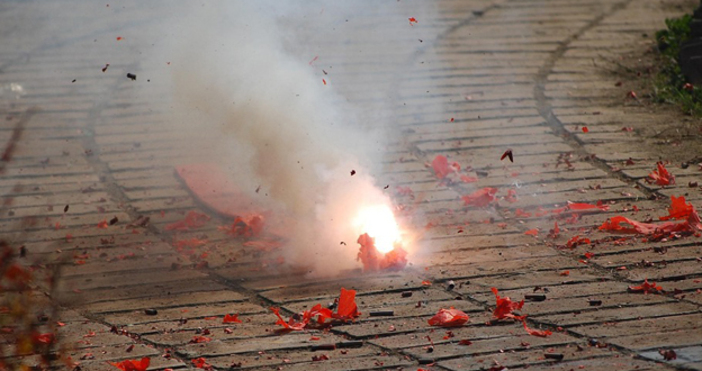 16 годишно момче е задържано след като взривило с пиратка входната