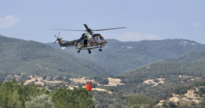 Военнослужещи от Военновъздушните сили с два хеликоптера Кугар оказват помощ