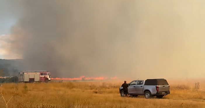 Голям пожар е избухнал в района на Карнобат съобщи за