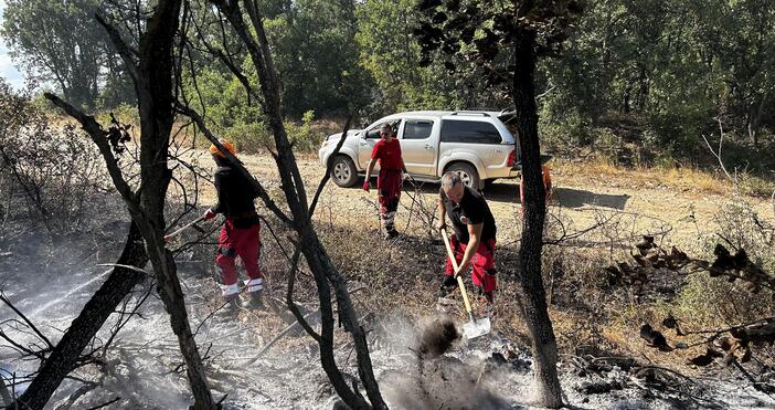 Снимки: Продължава гасенето на пожара, който вчера малко след 18