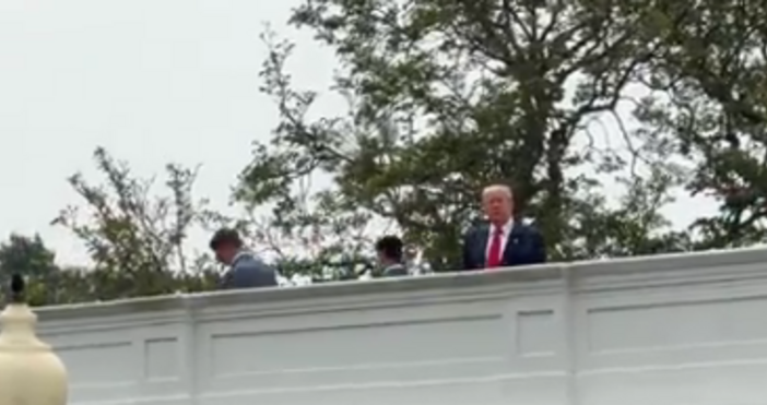 Американският президент Доналд Тръмп се качи днес на покрива на