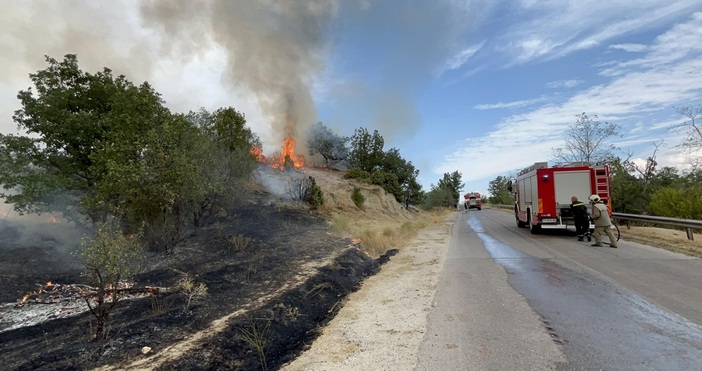 Пожарът в Сакар вече е засегнал около 30 000 декара