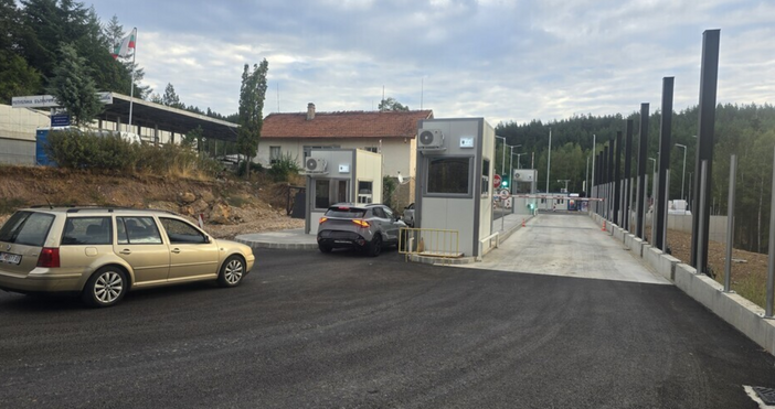 Преминаването в двете посоки на леки и товарни превозни средства