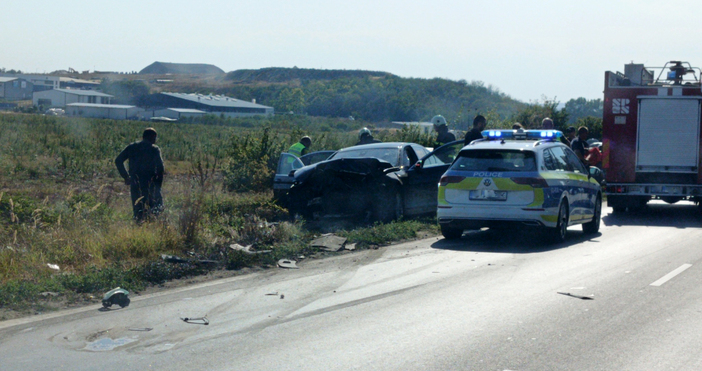 Шофьорът от БМВ то предизвикал челната катастрофа малко след разклона на