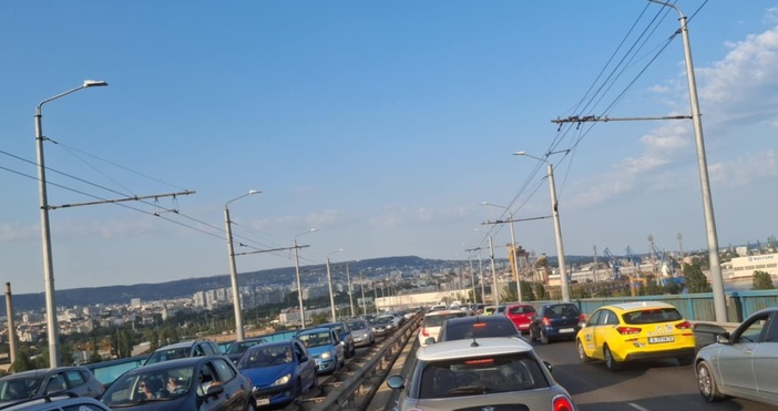 Огромно задръстване на Аспарухов мост във Варна заради аварирал автовоз