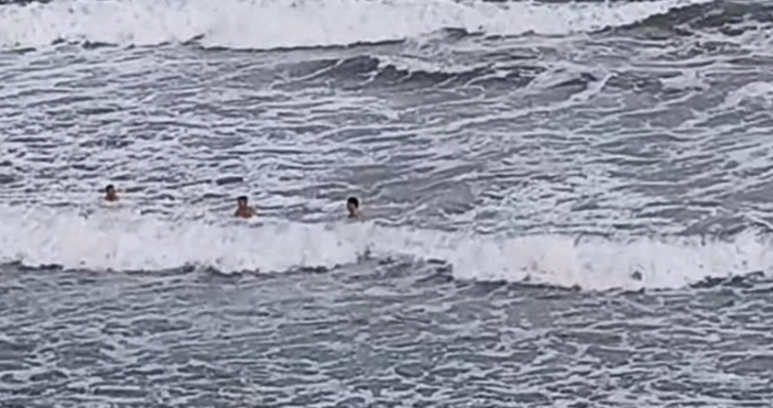 Здравко Василев от Приморско показа как група хора са влезли