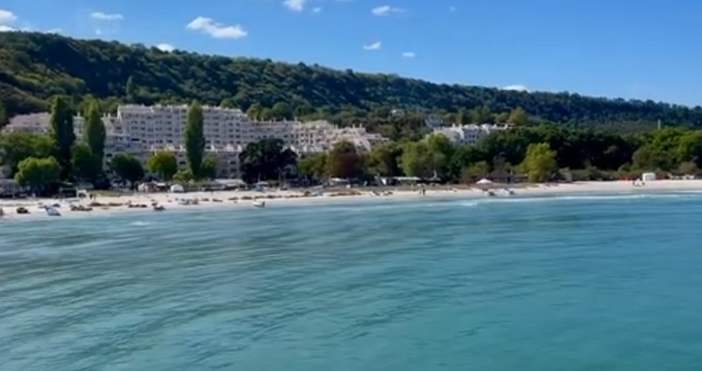 Стопкадър Yoiu tube   Снимка Община ВарнаЦял ден на плажа с